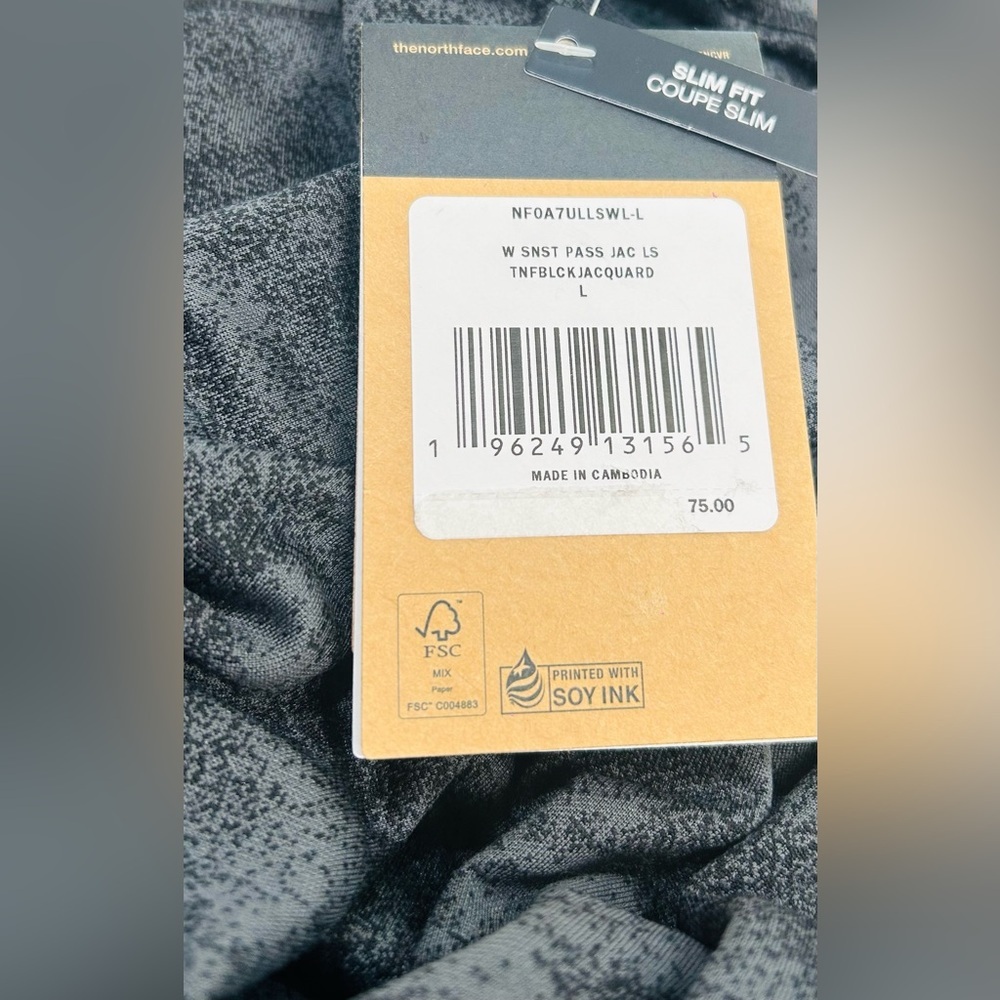 NWT The North Face SZ L black/gray “camo like” print mock neck layering top. - Picture 7 of 7